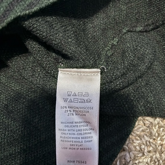 GREEN AND BLACK Tahari Chevron Patterned Sweater - Picture 6 of 7